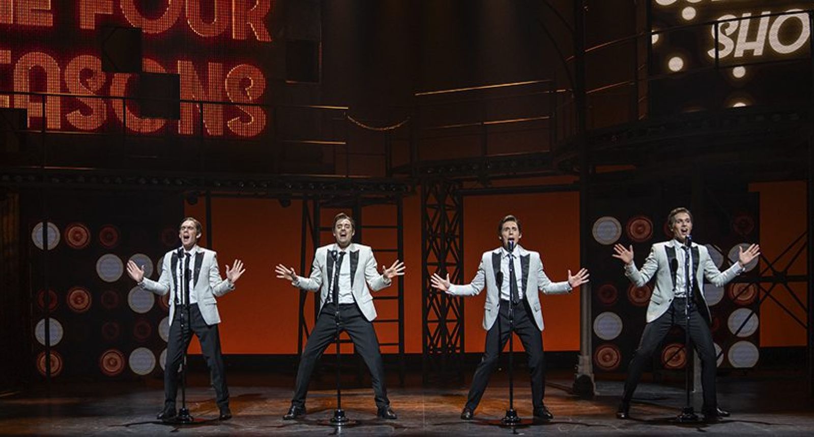 Anmeldelse: Danmarkspremiere på hitmusicalen ’Jersey Boys’