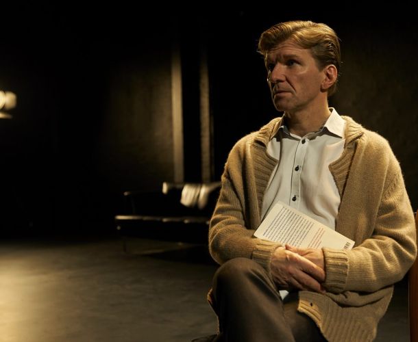 Anmeldelse: Underkastelse, Aalborg Teater (Lille Scene)