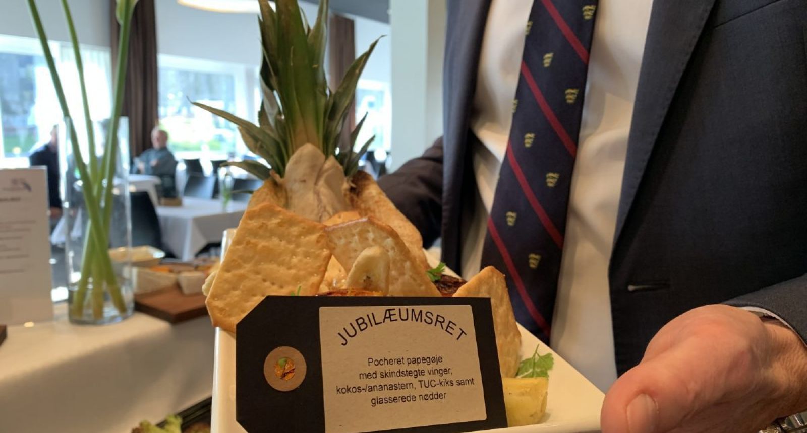 Restauranten fejrer jubilæum med stegt papegøje på frokostbuffeten