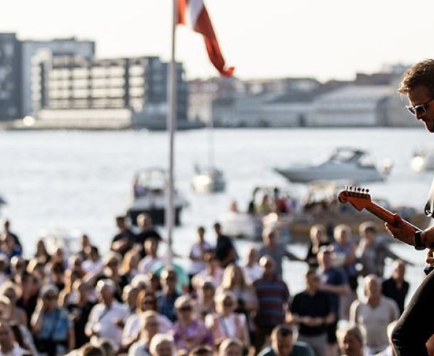 Anmeldelse: Shu-bi-dua 50 – Hyldest af folkekære folkehelte