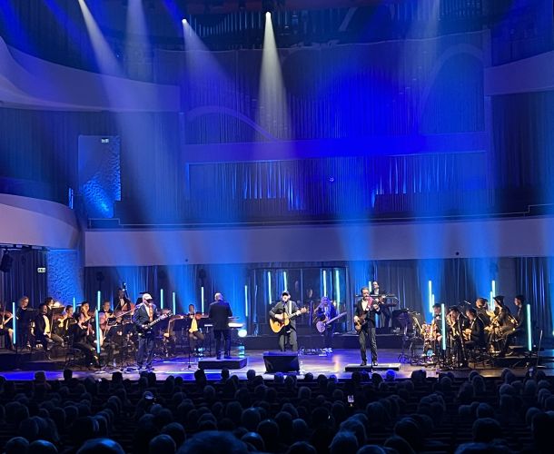 Anmeldelse: Anekdoter, fællessang og storslået musik