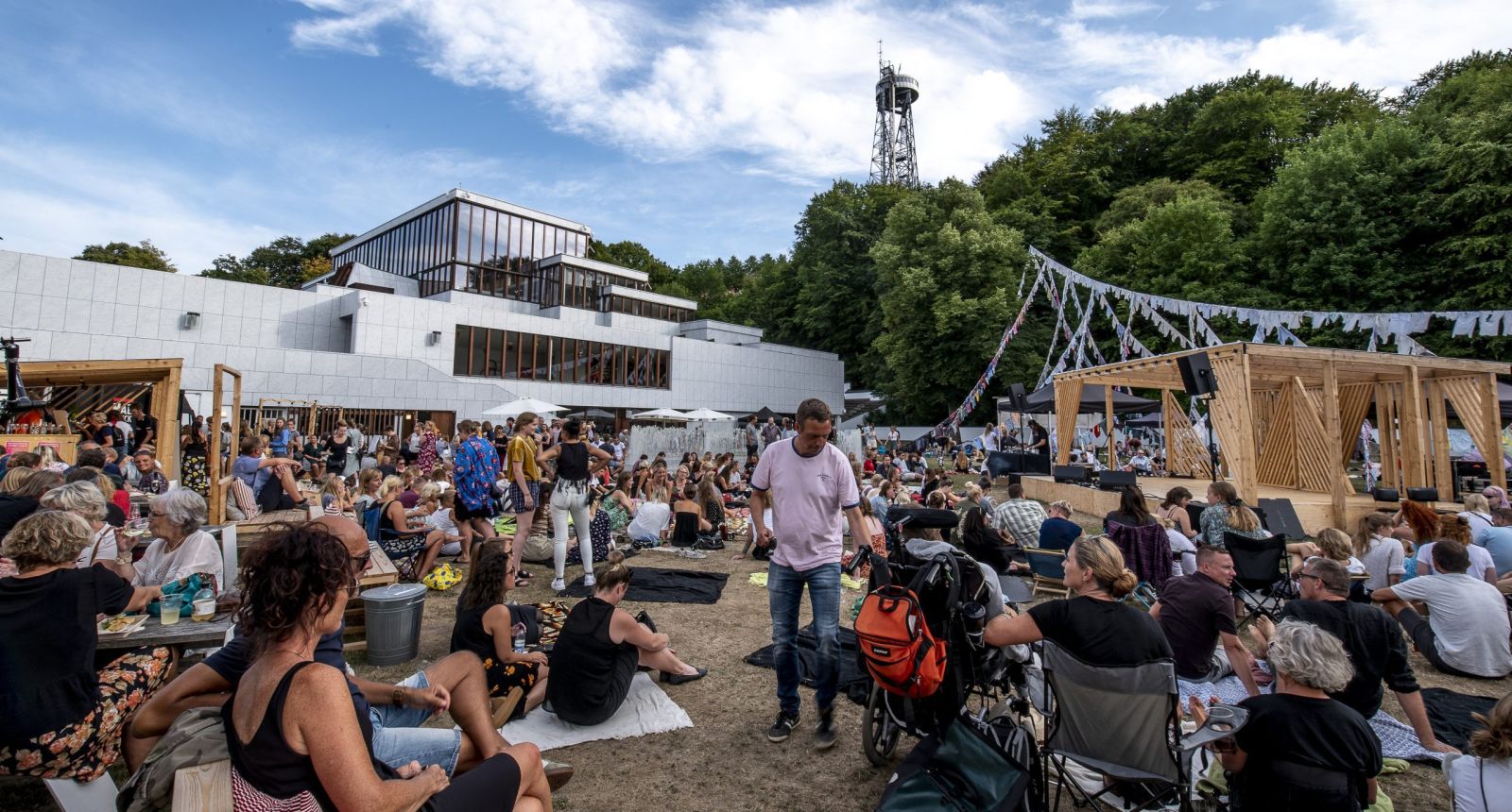 Er du klar til et brag igen i år? Kunsten Summer Lounge er!