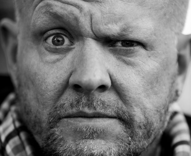 Anmeldelse af ’Anden bringer ud’ – Anders Matthesen
