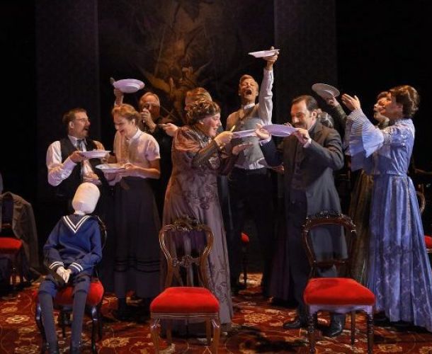 Faldne Engle og Barndommens tabte paradis – Anmeldelse af ‘Fanny & Alexander’ på Aalborg Teater