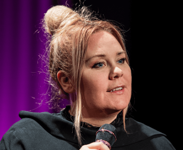 Anmeldelse: Slutty Mary – Linda P’s oneman-show om selvaccept og dating